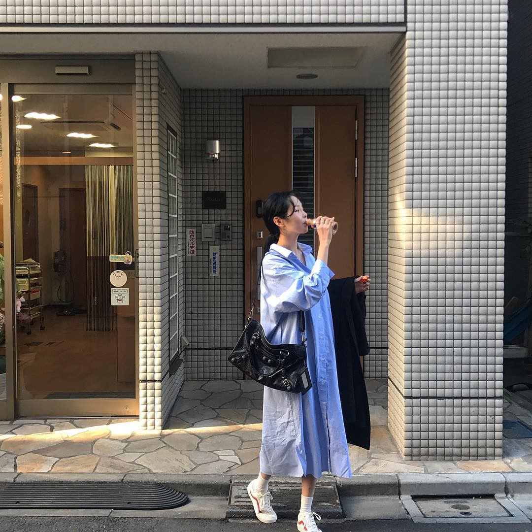 Lười mix đồ nhưng vẫn muốn trông mình thật hay ho, bạn hãy sắm ngay một chiếc váy sơ mi dáng rộng như thế này - Ảnh 4. Lười mix đồ nhưng vẫn muốn trông mình thật hay ho, bạn hãy sắm ngay một chiếc váy sơ mi dáng rộng như thế này - Ảnh 4.