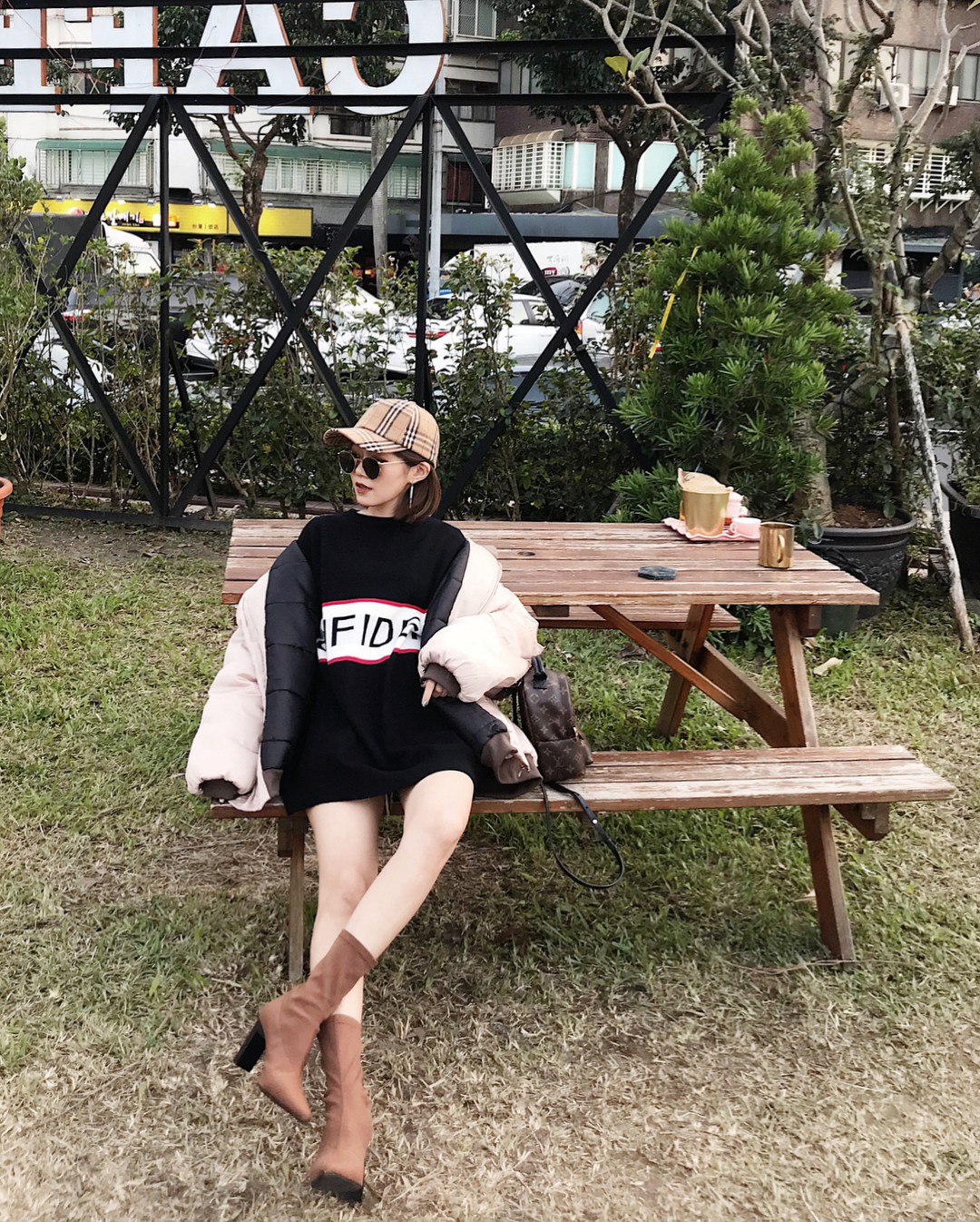 Ngày mưa âm u không biết mặc gì, bạn chỉ cần ghi nhớ 5 item này là có thể hô biến ngay hàng loạt set đồ siêu ưng mắt - Ảnh 13. Ngày mưa âm u không biết mặc gì, bạn chỉ cần ghi nhớ 5 item này là có thể hô biến ngay hàng loạt set đồ siêu ưng mắt - Ảnh 13.