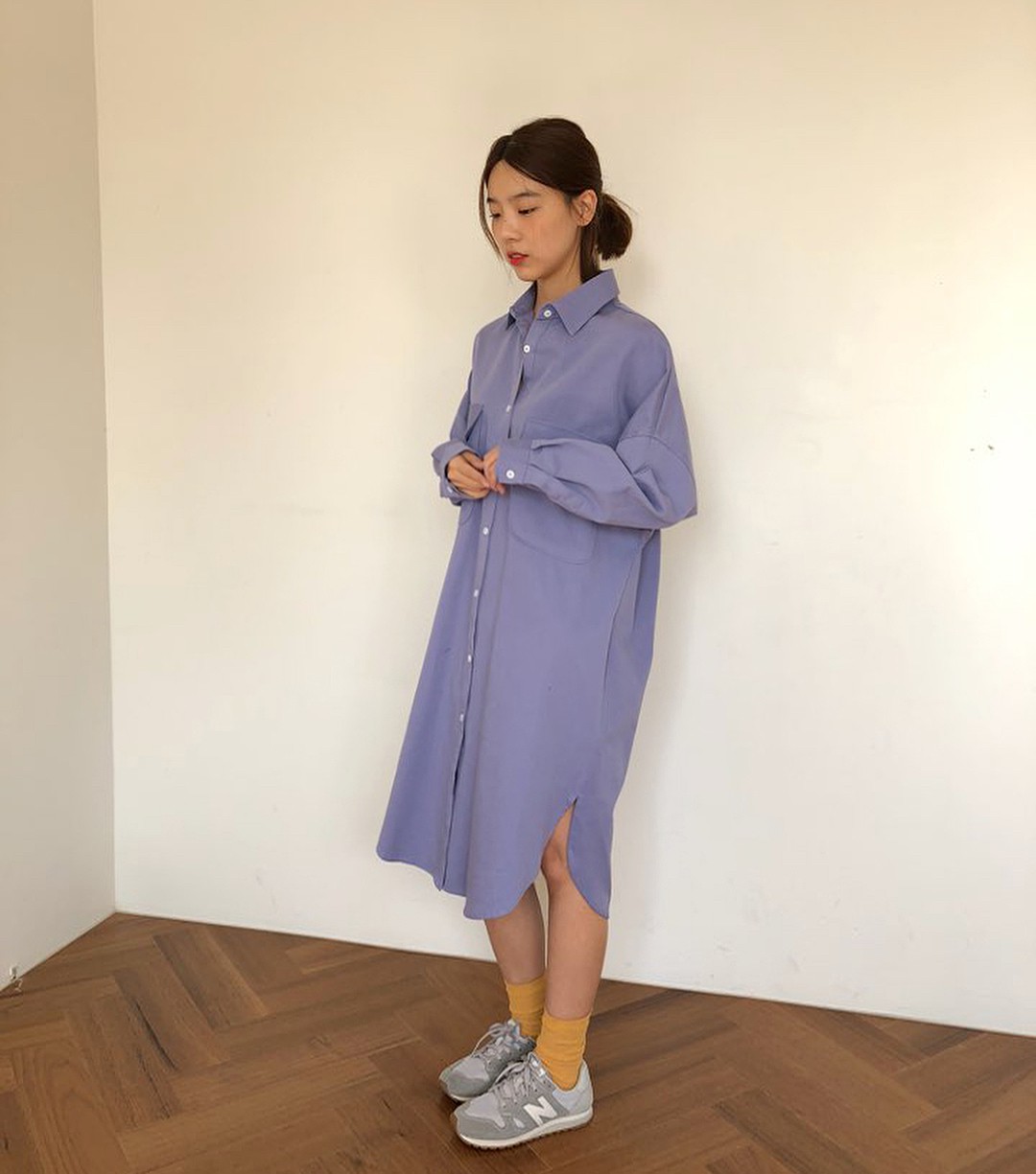 Lười mix đồ nhưng vẫn muốn trông mình thật hay ho, bạn hãy sắm ngay một chiếc váy sơ mi dáng rộng như thế này - Ảnh 5. Lười mix đồ nhưng vẫn muốn trông mình thật hay ho, bạn hãy sắm ngay một chiếc váy sơ mi dáng rộng như thế này - Ảnh 5.