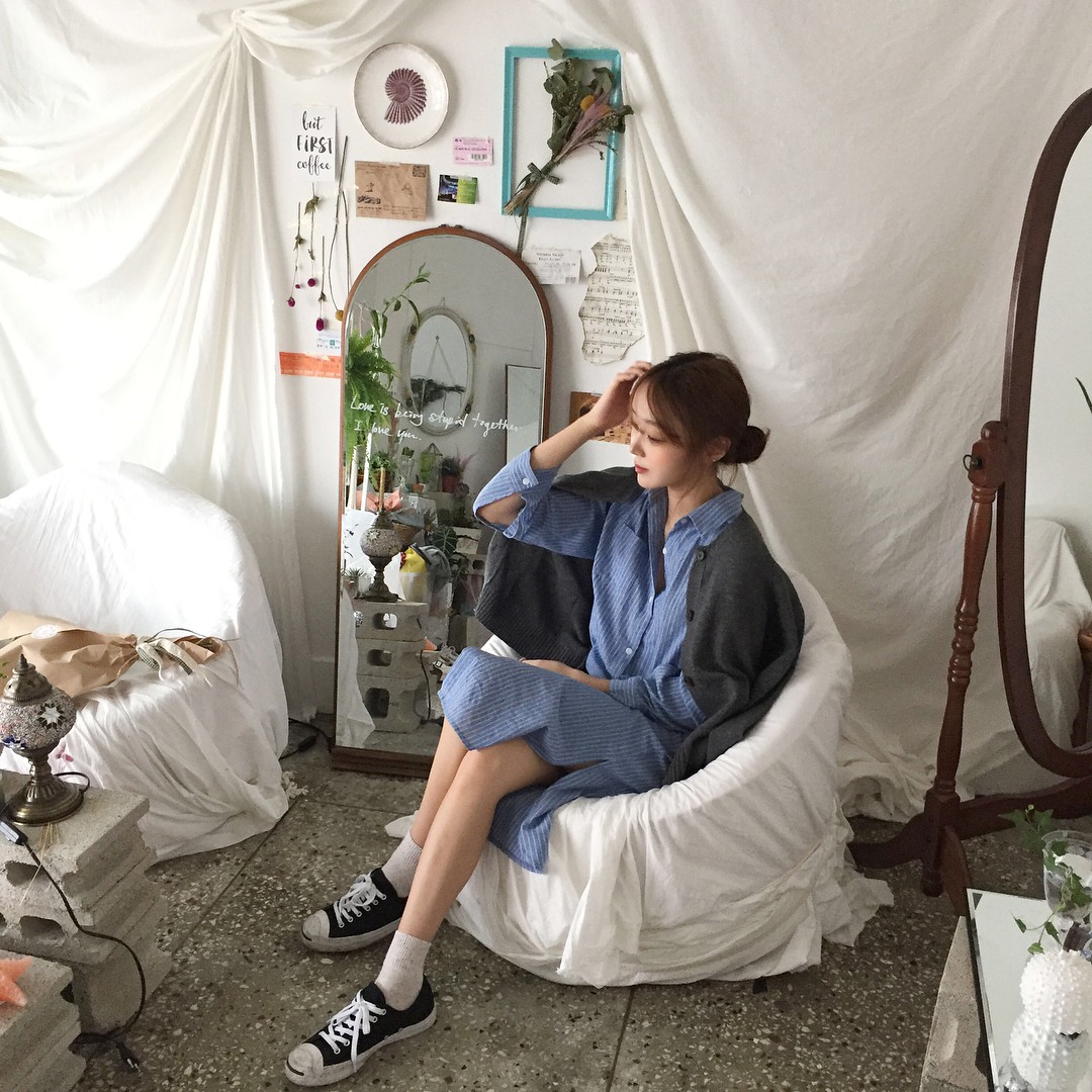 Lười mix đồ nhưng vẫn muốn trông mình thật hay ho, bạn hãy sắm ngay một chiếc váy sơ mi dáng rộng như thế này - Ảnh 10. Lười mix đồ nhưng vẫn muốn trông mình thật hay ho, bạn hãy sắm ngay một chiếc váy sơ mi dáng rộng như thế này - Ảnh 10.