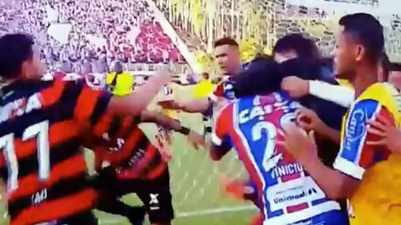 Cậu bé nhặt bóng bị đấm vỡ mũi vì ăn mừng khiêu khích đối thủ - Ảnh 5. Cậu bé nhặt bóng bị đấm vỡ mũi vì ăn mừng khiêu khích đối thủ - Ảnh 5.