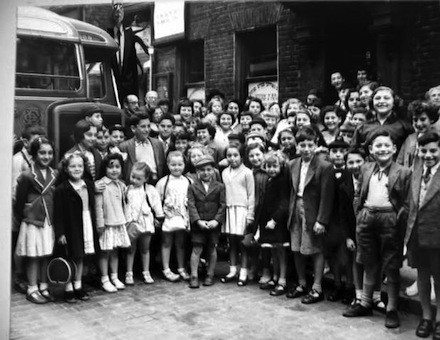 Slender Man: Ra đời từ một cuộc thi Photoshop, trở thành cơn ác mộng đáng sợ nhất được cộng đồng mạng truyền tay - Ảnh 4.