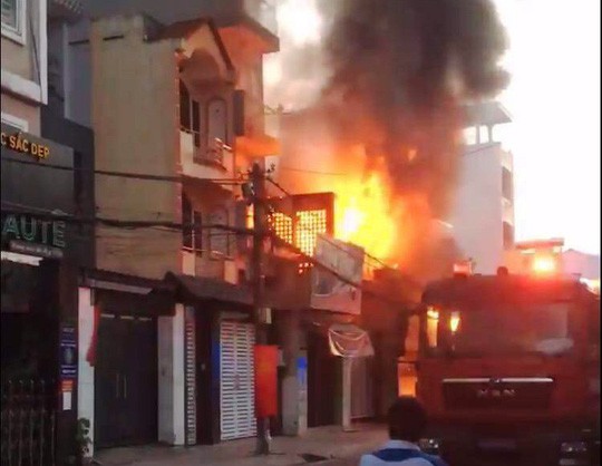 Đi chơi bất cẩn, 14 căn nhà ở TP HCM bốc cháy trong dịp Tết - Ảnh 1.