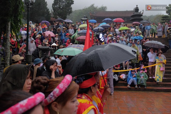 Người dân chen chân hứng nước thánh ở động Hương Tích trong ngày khai hội chùa Hương - Ảnh 3.