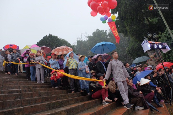 Người dân chen chân hứng nước thánh ở động Hương Tích trong ngày khai hội chùa Hương - Ảnh 4.