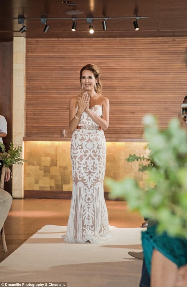 Đang tiến vào lễ đường cô dâu bỗng dừng lại, nhìn những cử chỉ của cô, chú rể đã bật khóc - Ảnh 3.