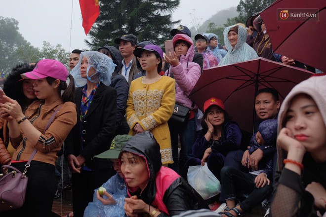 Người dân chen chân hứng nước thánh ở động Hương Tích trong ngày khai hội chùa Hương - Ảnh 5.