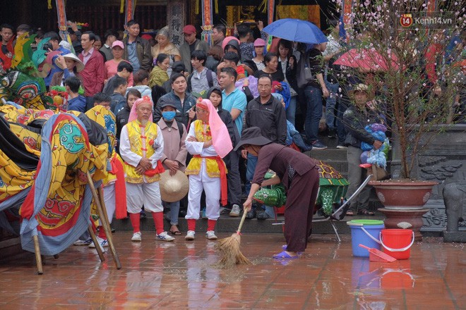Người dân chen chân hứng nước thánh ở động Hương Tích trong ngày khai hội chùa Hương - Ảnh 6.