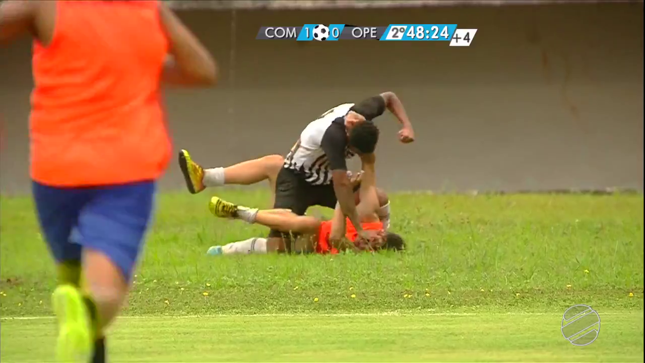 Cậu bé nhặt bóng bị đấm vỡ mũi vì ăn mừng khiêu khích đối thủ - Ảnh 3. Cậu bé nhặt bóng bị đấm vỡ mũi vì ăn mừng khiêu khích đối thủ - Ảnh 3.