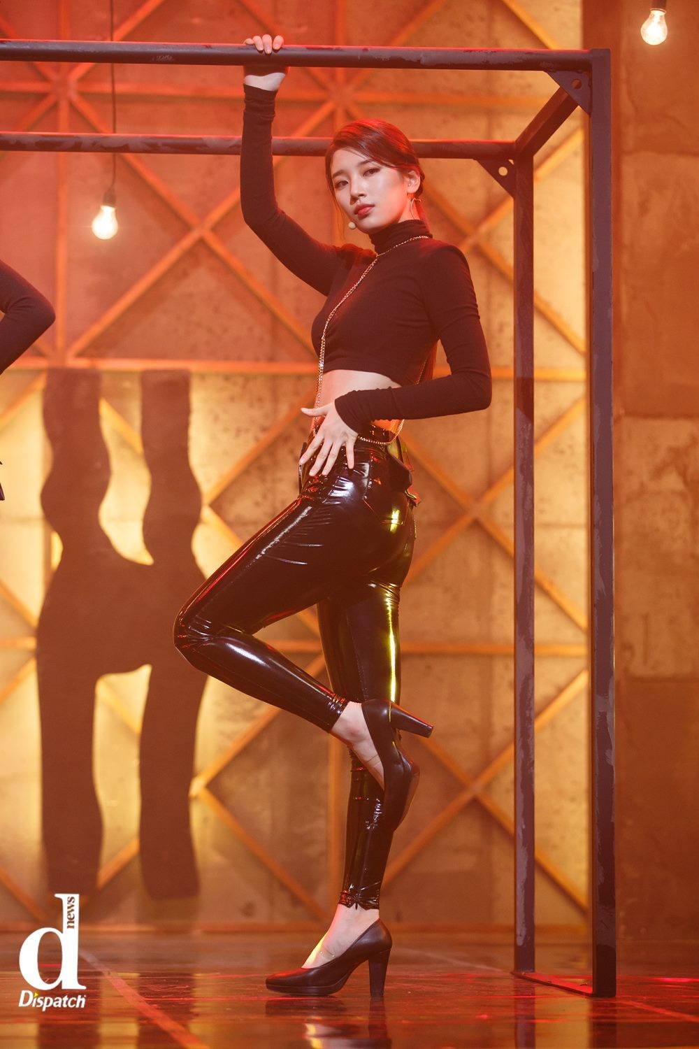 Chẳng cần ăn vận cầu kì, chỉ diện legging thôi mà 5 cô nàng này cũng khiến bao người phải trầm trồ, ghen tị - Ảnh 9. Chẳng cần ăn vận cầu kì, chỉ diện legging thôi mà 5 cô nàng này cũng khiến bao người phải trầm trồ, ghen tị - Ảnh 9.