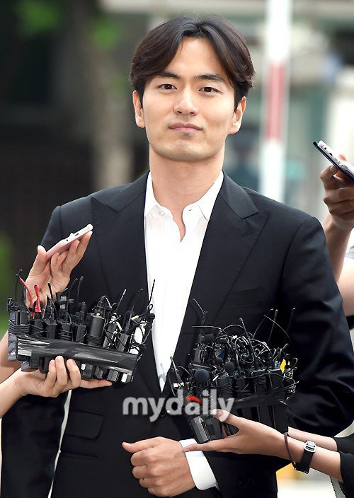 Lee Jin Wook: Điển trai, may mắn hẹn hò toàn chị đại quyền lực và kết cục bị chính bạn gái kiện vì tội cưỡng dâm - Ảnh 25.