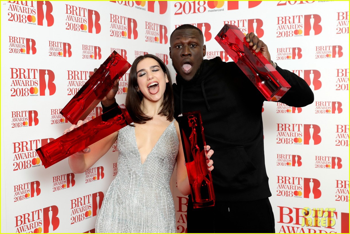Brit Awards 2018: Hai cái tên trẻ măng đánh bật hội người già để ẵm hết giải bự - Ảnh 1. Brit Awards 2018: Hai cái tên trẻ măng đánh bật hội người già để ẵm hết giải bự - Ảnh 1.