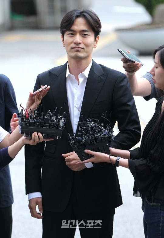 Lee Jin Wook: Điển trai, may mắn hẹn hò toàn chị đại quyền lực và kết cục bị chính bạn gái kiện vì tội cưỡng dâm - Ảnh 24.