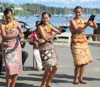 Ghé thăm Tonga, nơi phụ nữ phải béo mới đẹp, chồng đi chơi về muộn là lấy gậy tre ra... đánh - Ảnh 3.