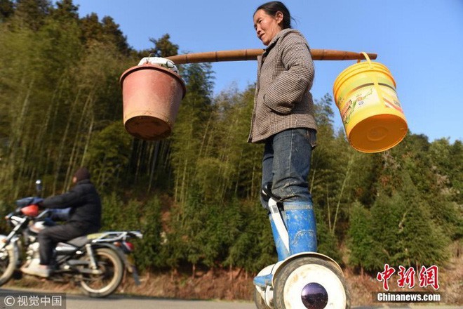 Chuyên dùng Hoverboard để ship rau, nữ nông dân nổi như cồn trên mạng xã hội Trung Quốc - Ảnh 4.