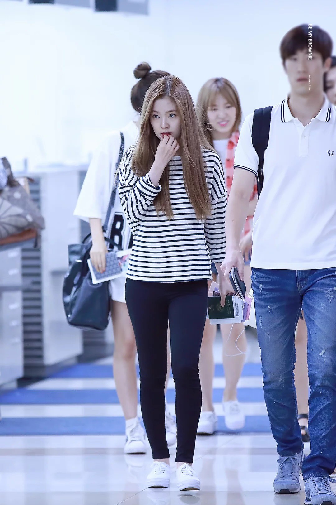 Chẳng cần ăn vận cầu kì, chỉ diện legging thôi mà 5 cô nàng này cũng khiến bao người phải trầm trồ, ghen tị - Ảnh 4. Chẳng cần ăn vận cầu kì, chỉ diện legging thôi mà 5 cô nàng này cũng khiến bao người phải trầm trồ, ghen tị - Ảnh 4.