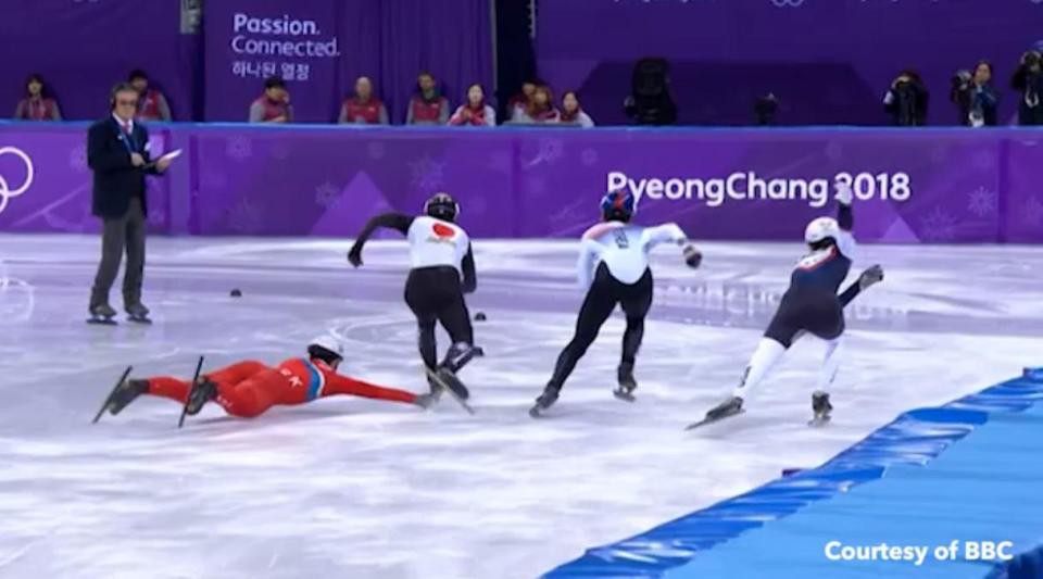 VĐV Triều Tiên kéo chân đối thủ khi trượt ngã ở Olympic mùa đông - Ảnh 1. VĐV Triều Tiên kéo chân đối thủ khi trượt ngã ở Olympic mùa đông - Ảnh 1.