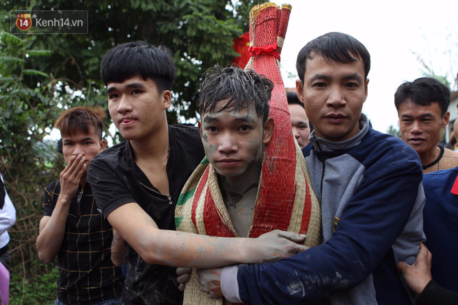 Chùm ảnh: Hàng trăm thanh niên giẫm đạp, cướp chiếu cầu quý tử trong lễ hội Đúc Bụt đầu năm - Ảnh 6.