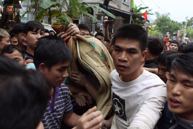 Chùm ảnh: Hàng trăm thanh niên giẫm đạp, cướp chiếu cầu quý tử trong lễ hội Đúc Bụt đầu năm - Ảnh 8.