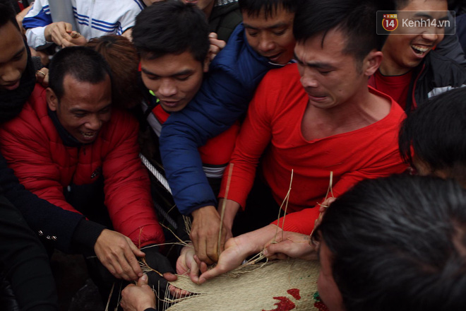 Chùm ảnh: Hàng trăm thanh niên giẫm đạp, cướp chiếu cầu quý tử trong lễ hội Đúc Bụt đầu năm - Ảnh 17.