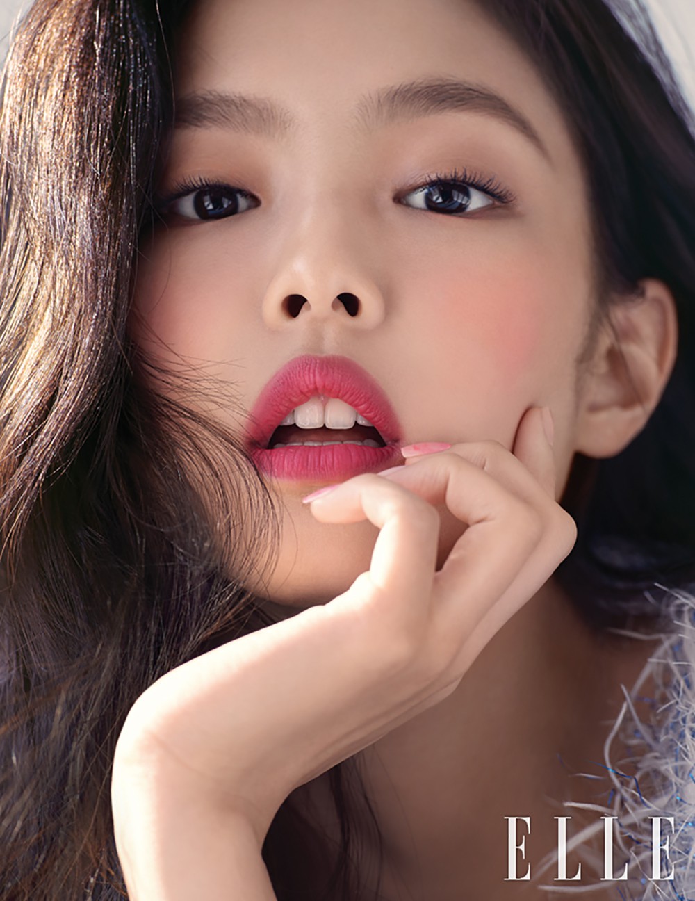 Sulli đối đầu Black Pink: Cùng khoe da trắng và môi mọng đỏ sexy trên tạp chí, ai đẹp và sang hơn? - Ảnh 5.