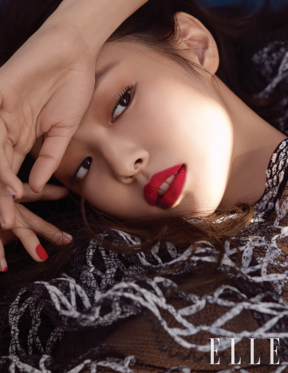 Sulli đối đầu Black Pink: Cùng khoe da trắng và môi mọng đỏ sexy trên tạp chí, ai đẹp và sang hơn? - Ảnh 4.