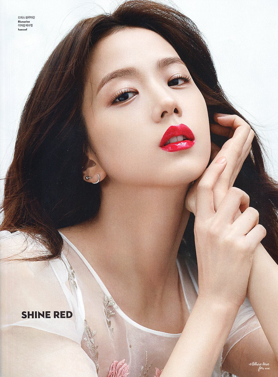 Sulli đối đầu Black Pink: Cùng khoe da trắng và môi mọng đỏ sexy trên tạp chí, ai đẹp và sang hơn? - Ảnh 7.