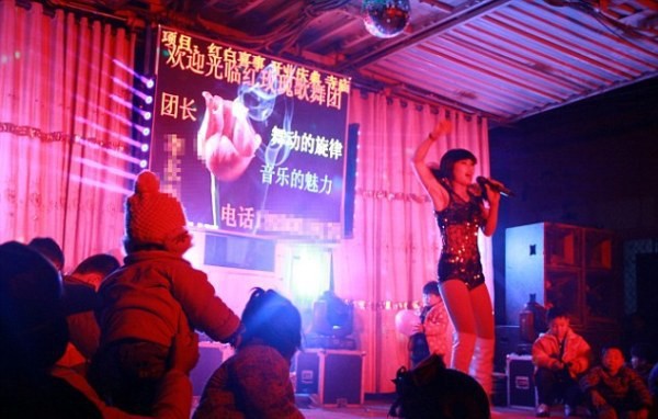 Trung Quốc quyết tâm dẹp bỏ vấn nạn vũ nữ thoát y ở đám tang - Ảnh 2.