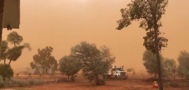  Cảnh tượng bão bụi dài 200km, nhuộm đỏ thị trấn nước Úc như trong phim viễn tưởng - Ảnh 1.