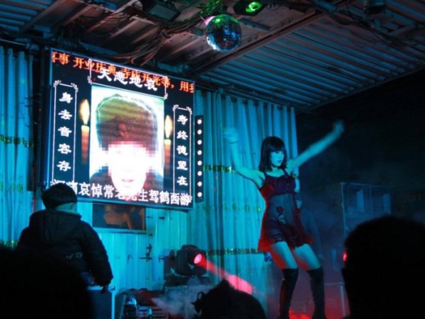 Trung Quốc quyết tâm dẹp bỏ vấn nạn vũ nữ thoát y ở đám tang - Ảnh 3.