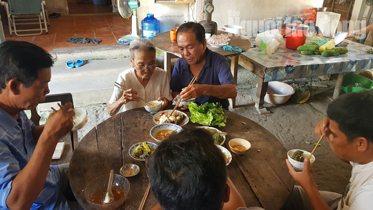 Mẹ già ngất đi khi thấy con trở về sau 33 năm làm đám giỗ Photo-3-1519347482153381885780