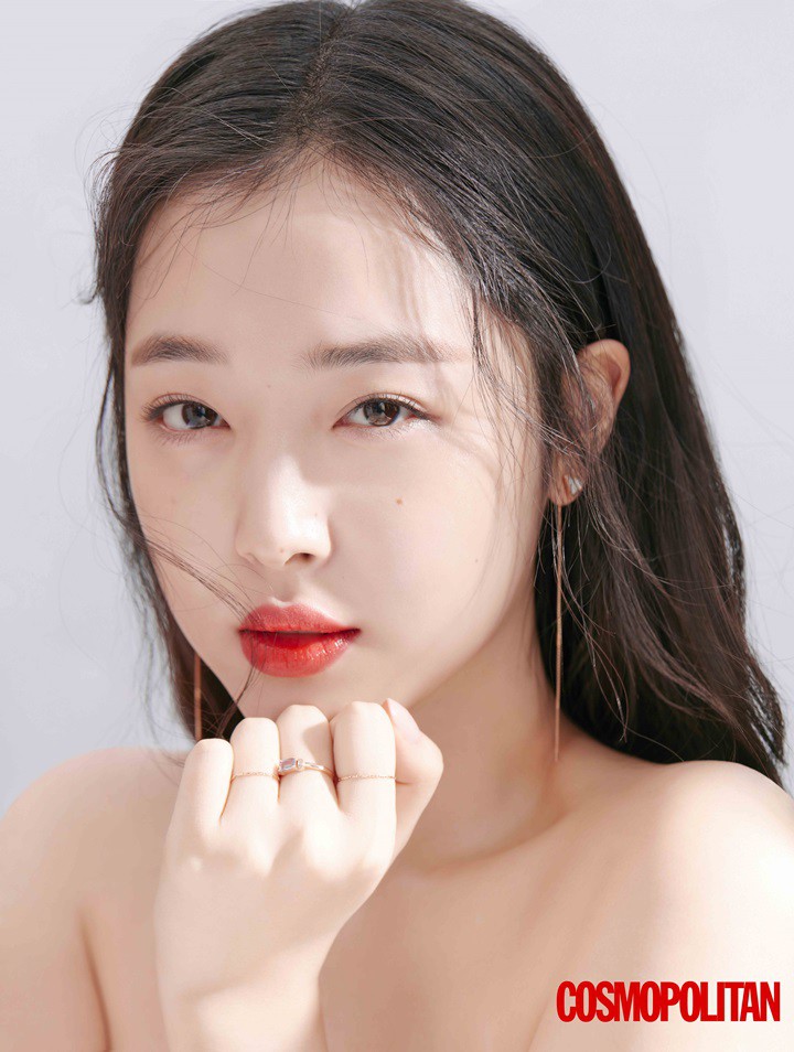 Sulli đối đầu Black Pink: Cùng khoe da trắng và môi mọng đỏ sexy trên tạp chí, ai đẹp và sang hơn? - Ảnh 1.