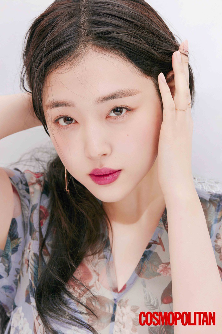 Sulli đối đầu Black Pink: Cùng khoe da trắng và môi mọng đỏ sexy trên tạp chí, ai đẹp và sang hơn? - Ảnh 2.