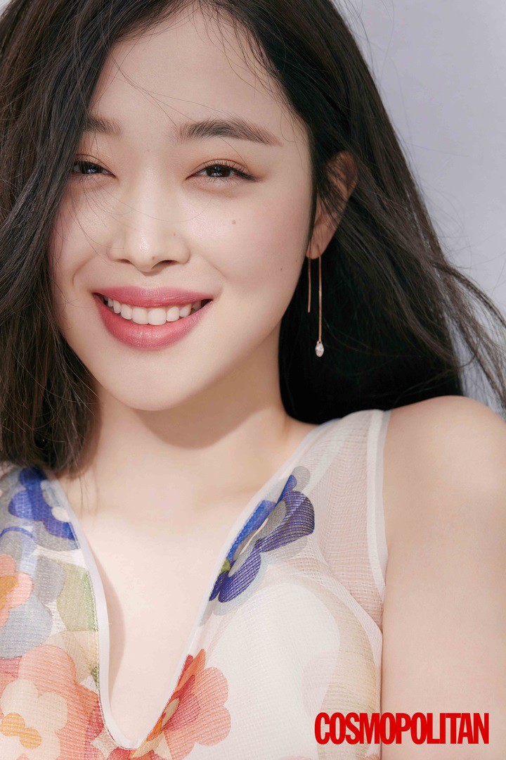 Sulli đối đầu Black Pink: Cùng khoe da trắng và môi mọng đỏ sexy trên tạp chí, ai đẹp và sang hơn? - Ảnh 3.