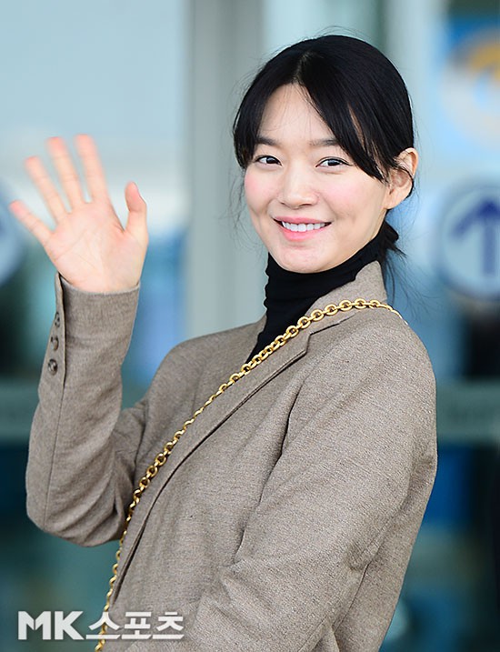 Xuất hiện hiếm hoi sau tin Kim Woo Bin bị ung thư, Shin Min Ah đã khiến sân bay náo loạn với nhan sắc rực rỡ - Ảnh 7.