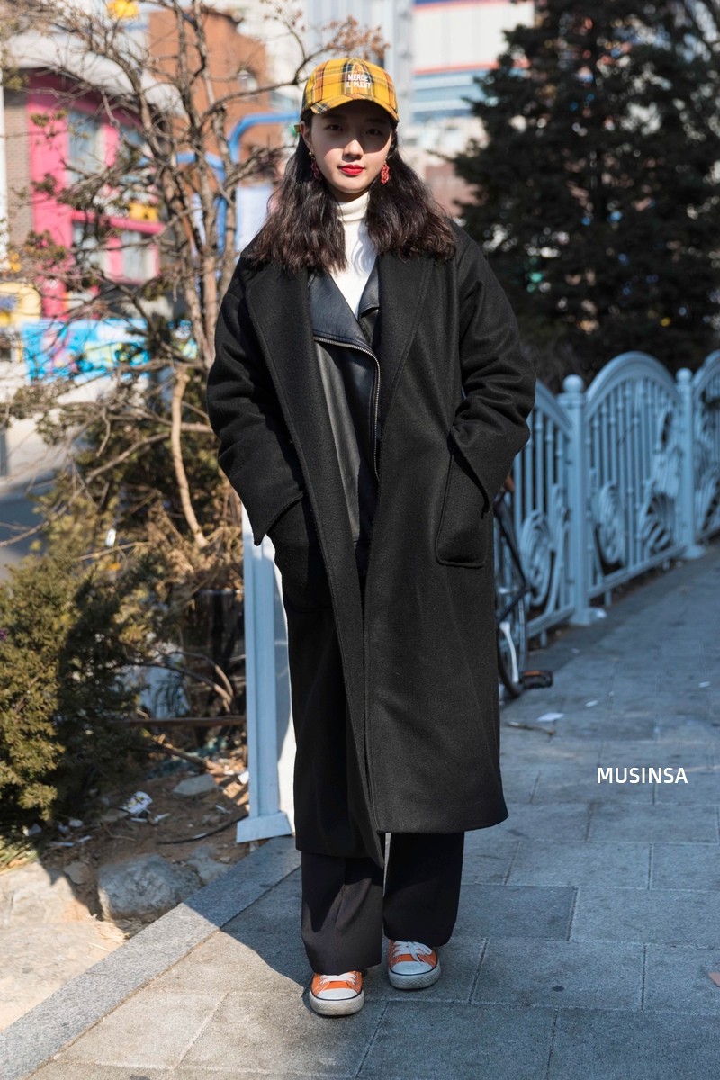 Tạm quên những combo thời thượng, tuần qua giới trẻ Hàn chỉ diện những công thức cũ rích mà vẫn nổi bần bật - Ảnh 10. Tạm quên những combo thời thượng, tuần qua giới trẻ Hàn chỉ diện những công thức cũ rích mà vẫn nổi bần bật - Ảnh 10.