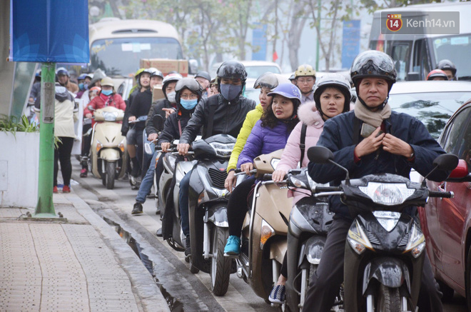 Ngàn người đổ xô đi xem đua thuyền trên hồ Tây nhiều tuyến đường ùn tắc kéo dài - Ảnh 2.