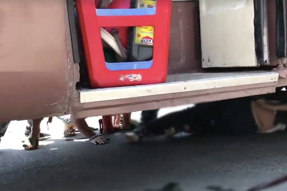 Clip: Ám ảnh ánh mắt của cô gái bị kẹt dưới gầm xe khách trong lúc hàng chục người cố gắng giải cứu - Ảnh 7.