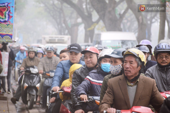 Ngàn người đổ xô đi xem đua thuyền trên hồ Tây nhiều tuyến đường ùn tắc kéo dài - Ảnh 7.