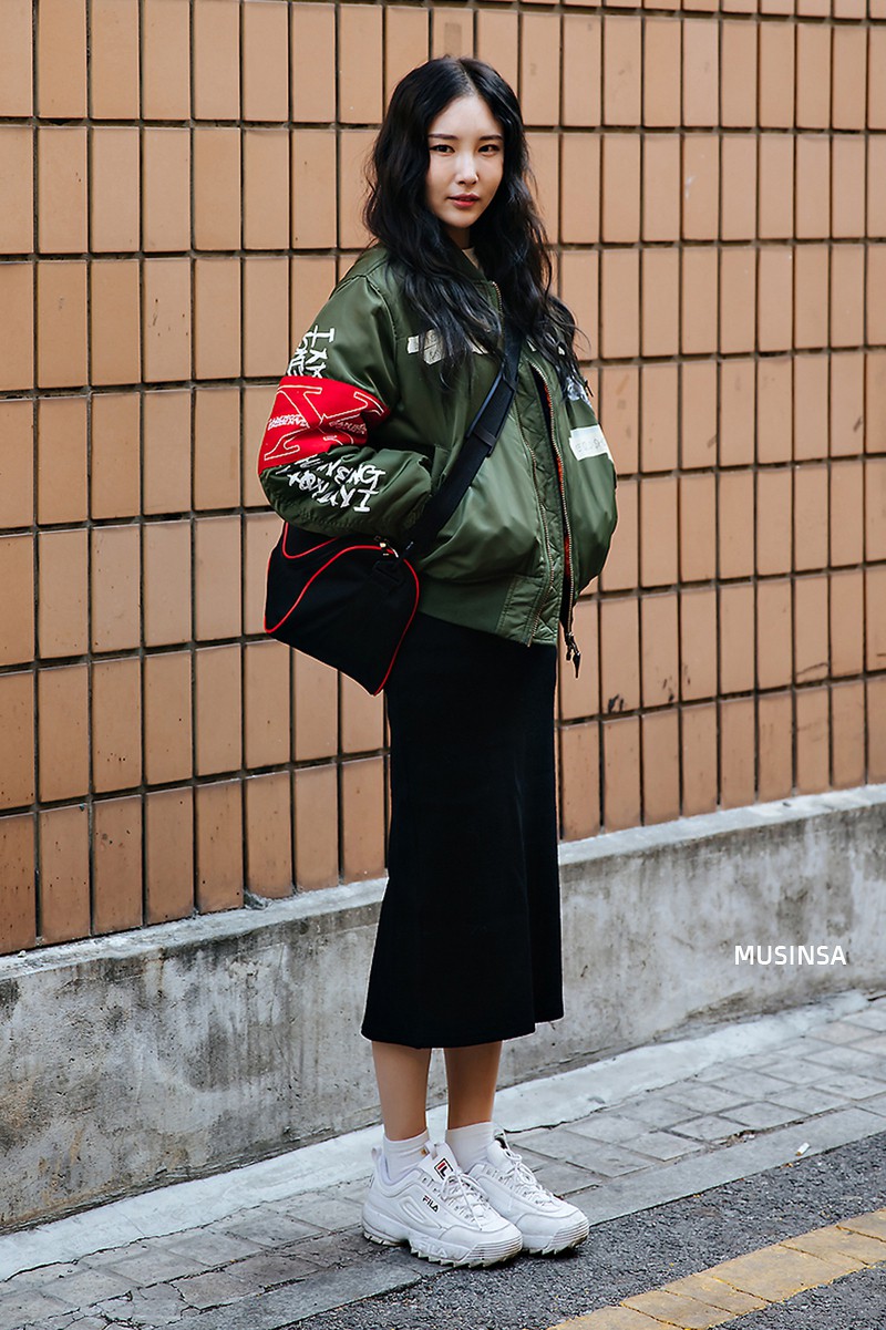 Tạm quên những combo thời thượng, tuần qua giới trẻ Hàn chỉ diện những công thức cũ rích mà vẫn nổi bần bật - Ảnh 3. Tạm quên những combo thời thượng, tuần qua giới trẻ Hàn chỉ diện những công thức cũ rích mà vẫn nổi bần bật - Ảnh 3.