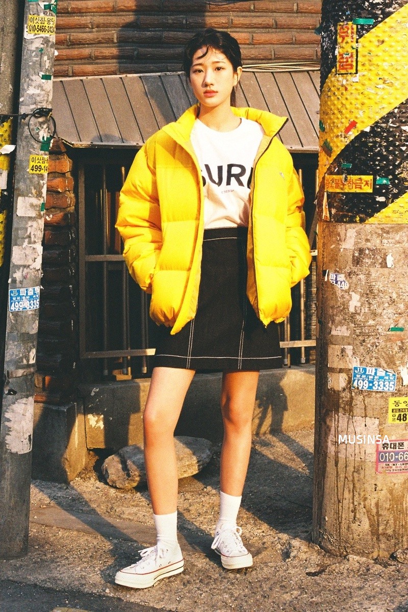 Tạm quên những combo thời thượng, tuần qua giới trẻ Hàn chỉ diện những công thức cũ rích mà vẫn nổi bần bật - Ảnh 4. Tạm quên những combo thời thượng, tuần qua giới trẻ Hàn chỉ diện những công thức cũ rích mà vẫn nổi bần bật - Ảnh 4.