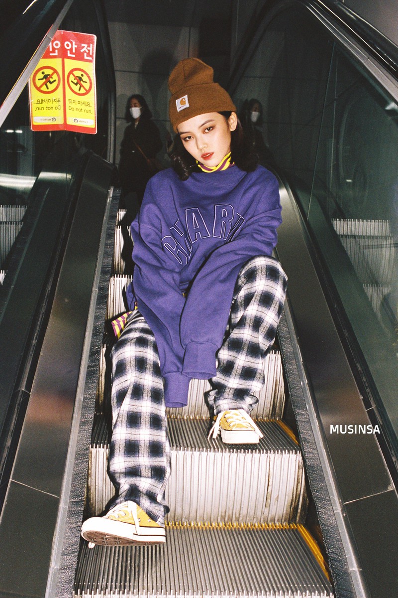 Tạm quên những combo thời thượng, tuần qua giới trẻ Hàn chỉ diện những công thức cũ rích mà vẫn nổi bần bật - Ảnh 7. Tạm quên những combo thời thượng, tuần qua giới trẻ Hàn chỉ diện những công thức cũ rích mà vẫn nổi bần bật - Ảnh 7.