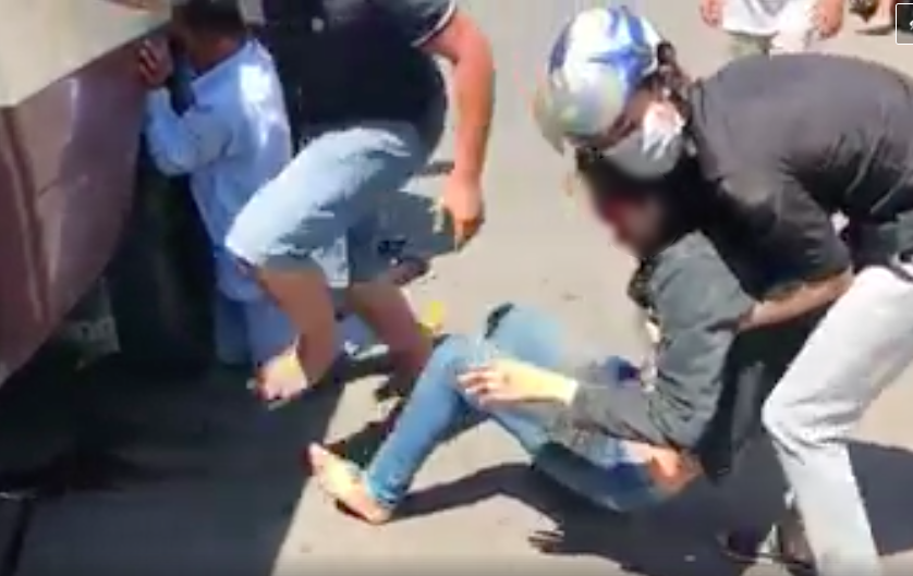 Clip: Ám ảnh ánh mắt của cô gái bị kẹt dưới gầm xe khách trong lúc hàng chục người cố gắng giải cứu - Ảnh 6.