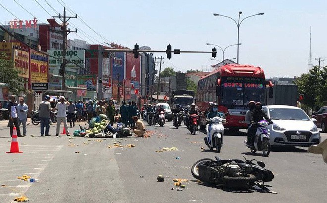 Nhân chứng vụ ô tô vượt đèn đỏ gây tai nạn hàng loạt: Cảnh tượng rất khủng khiếp - Ảnh 1.