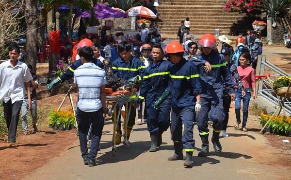Hai cha con chết ch&aacute;y trong &ocirc; t&ocirc;: Người mẹ trẻ kh&oacute;c ngất gọi con - Ảnh 2.