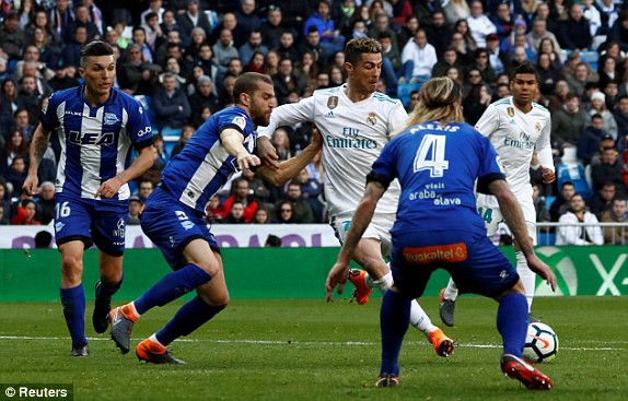 Ronaldo lập cú đúp, nhường Benzema đá phạt đền - Ảnh 4.