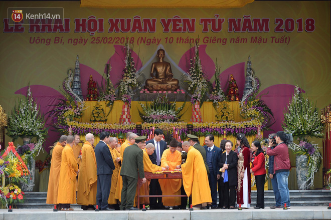 Khai hội Yên Tử, hàng trăm người leo trèo ra khỏi đám đông vì đứng chôn chân 2 tiếng ở đường lên chùa Đồng - Ảnh 5.