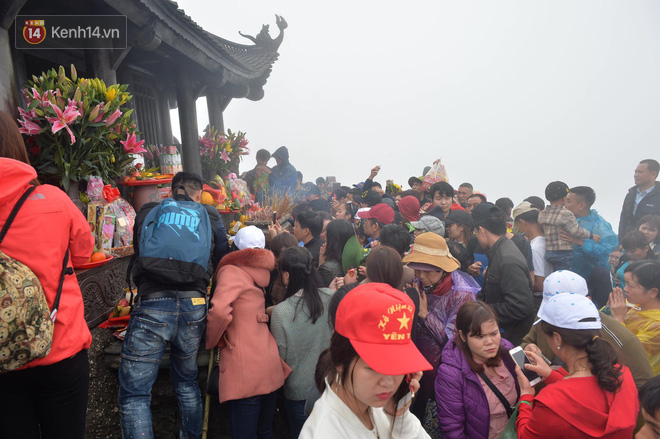 Khai hội Yên Tử, hàng trăm người leo trèo ra khỏi đám đông vì đứng chôn chân 2 tiếng ở đường lên chùa Đồng - Ảnh 11.