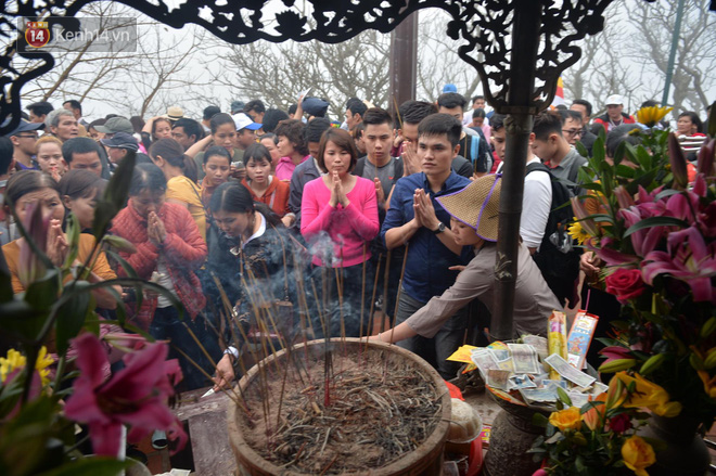 Khai hội Yên Tử, hàng trăm người leo trèo ra khỏi đám đông vì đứng chôn chân 2 tiếng ở đường lên chùa Đồng - Ảnh 13.