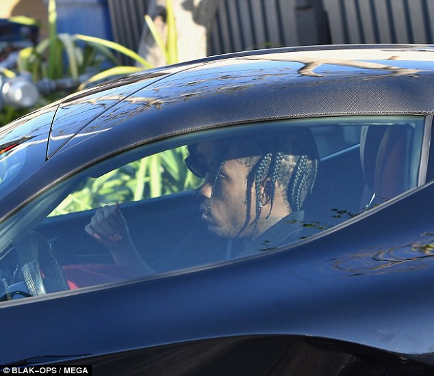 Kylie Jenner được bạn trai thưởng siêu xe hàng khủng 31 tỷ đồng vì công mang nặng đẻ đau - Ảnh 2.